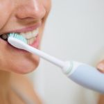 Električne zobne ščetke in navadne zobne ščetke