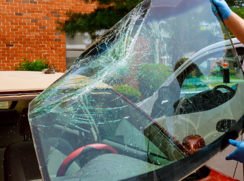 poškodovano avtomobilsko steklo popravimo ali zamenjamo čim prej.