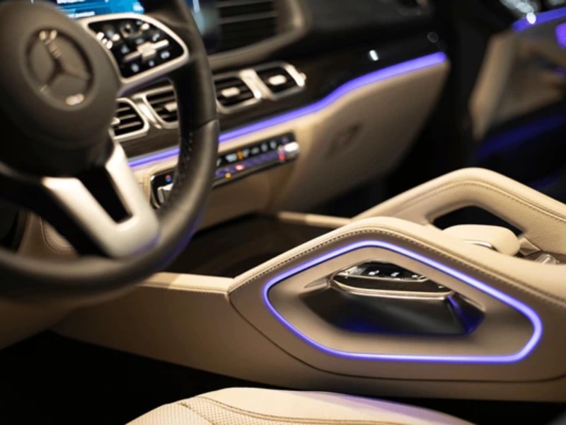 LED trakovi za avto za osvetlitev notranjosti avtomobila